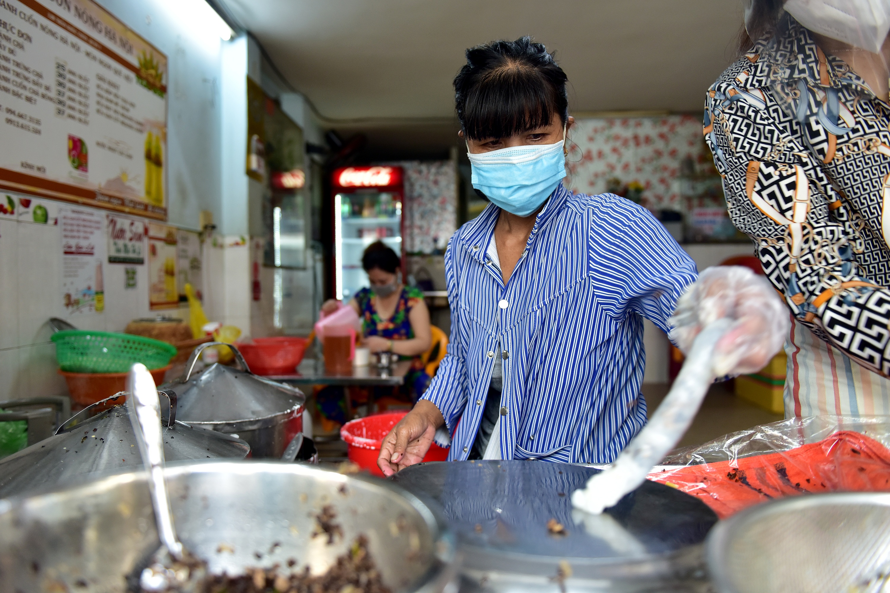 Người dân TPHCM xếp hàng mua đồ ăn sáng.jpg Người dân TPHCM xếp hàng mua đồ ăn sáng.jpg
