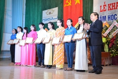Trường ĐH Phạm Văn Đồng khen thưởng các thủ khoa
