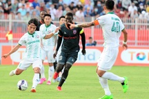 Tiến Linh bỏ lỡ cơ hội, B.Bình Dương chia điểm tại Bình Định