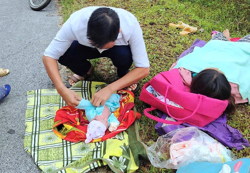 Pregnant woman gives birth on the roadside, male nurse happens to pass by to deliver baby - 2 Thai phụ sinh con bên lề đường được nam điều dưỡng tình cờ đi qua đỡ đẻ - 2