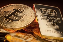 Bitcoin lao dốc, vàng thăng hoa nhờ một tín hiệu
