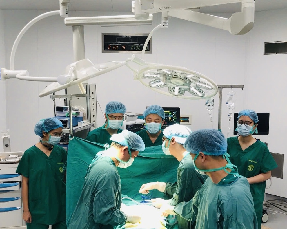 Ca mổ lúc nửa đêm ở Bệnh viện Bạch Mai Ninh Bình cứu người bệnh thoát liệt - 1 Ca mổ lúc nửa đêm ở Bệnh viện Bạch Mai Ninh Bình cứu người bệnh thoát liệt - 1