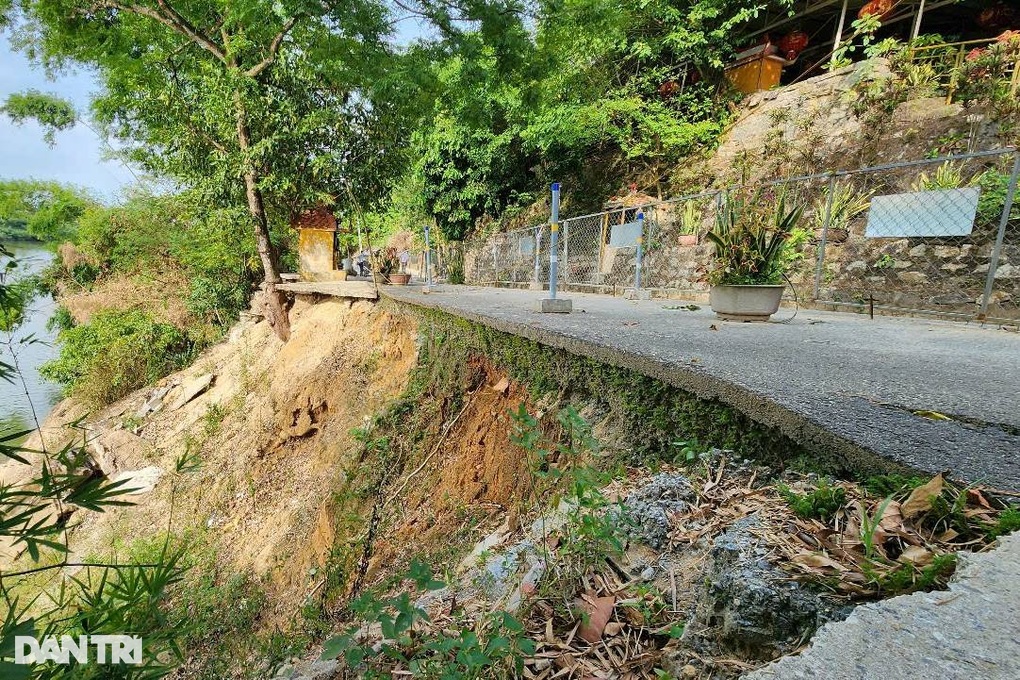 Sông “gặm” đường ở Quảng Ngãi, người tham gia giao thông nơm nớp lo sợ - 3 Sông “gặm” đường ở Quảng Ngãi, người tham gia giao thông nơm nớp lo sợ - 3