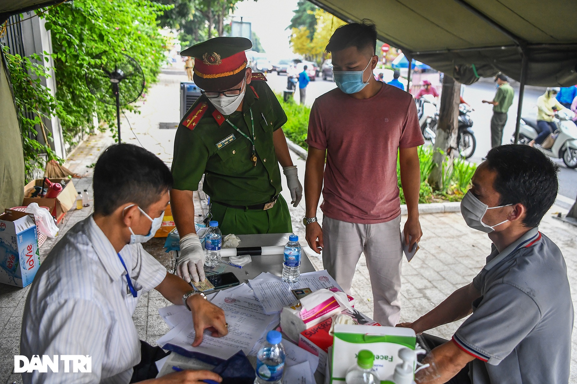 Tài xế ngao ngán quay đầu xe, không thể qua chốt kiểm soát dịch ở Hà Nội - 15 Tài xế ngao ngán quay đầu xe, không thể qua chốt kiểm soát dịch ở Hà Nội - 15