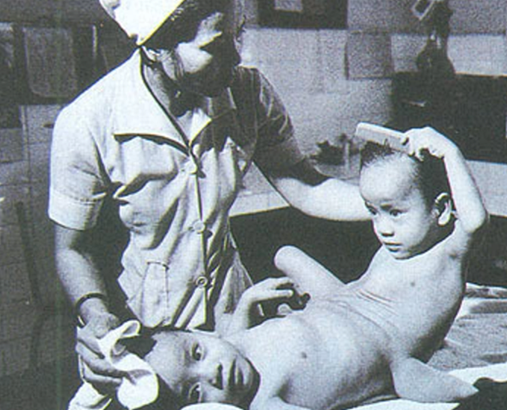 Phim về cặp song sinh Việt - Đức: Cuộc gặp xúc động với vị bác sĩ 80 tuổi - 4 Phim về cặp song sinh Việt - Đức: Cuộc gặp xúc động với vị bác sĩ 80 tuổi - 4