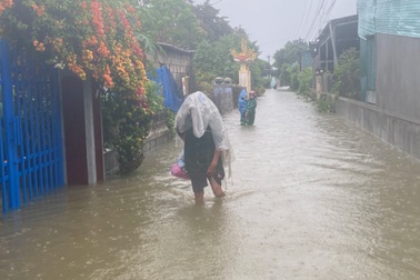 Trận lụt dị thường lần đầu xuất hiện ở Huế