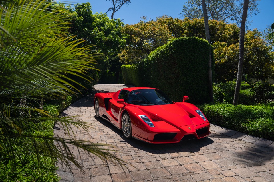 Soi chi tiết siêu xe Ferrari Enzo vừa lập kỷ lục bán đấu giá trực tuyến - 4 Soi chi tiết siêu xe Ferrari Enzo vừa lập kỷ lục bán đấu giá trực tuyến - 4