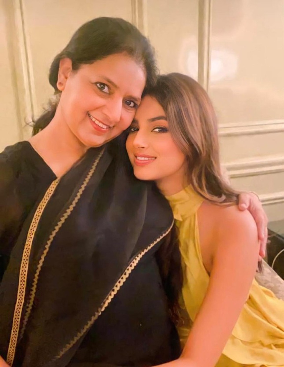 Nhan sắc mẹ ruột Hoa hậu Hoàn vũ 2021 khiến fan ngưỡng mộ - 1