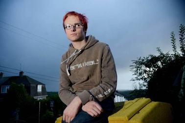 Bị cho nghỉ học vì nhuộm tóc đỏ