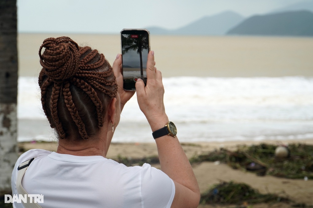 Xuống biển Nha Trang chụp ảnh khi sóng lớn, một người bị cuốn tử vong - 1