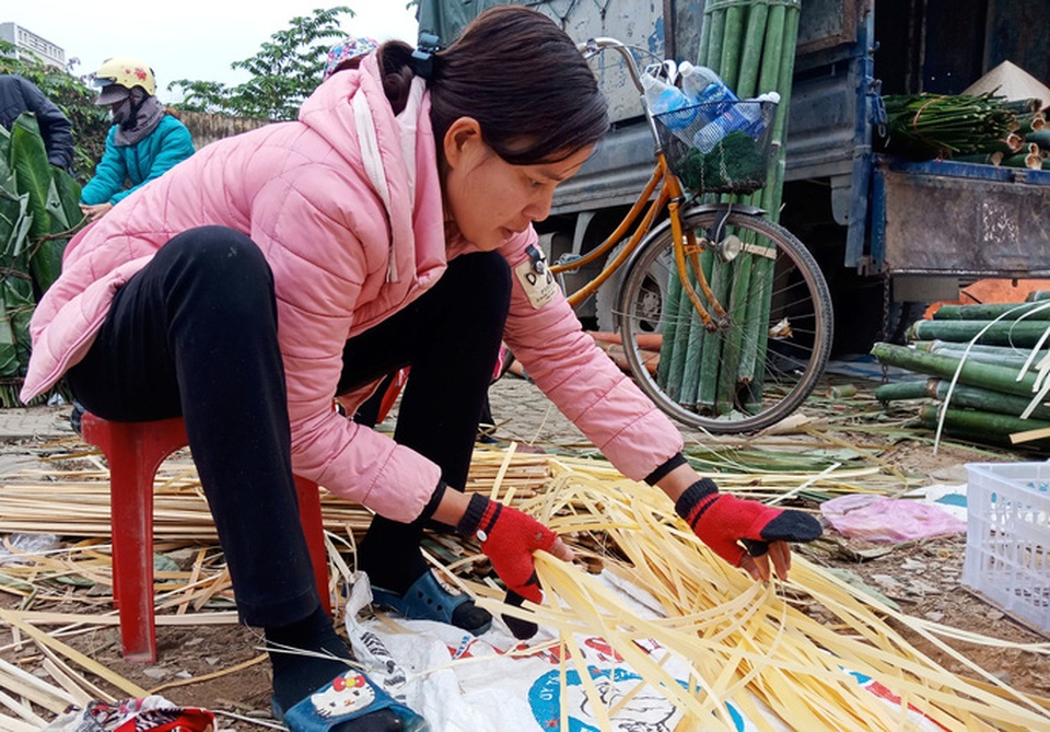 Chẻ lạt giang gói bánh chưng kiếm tiền triệu dịp Tết - 5 Chẻ lạt giang gói bánh chưng kiếm tiền triệu dịp Tết - 5