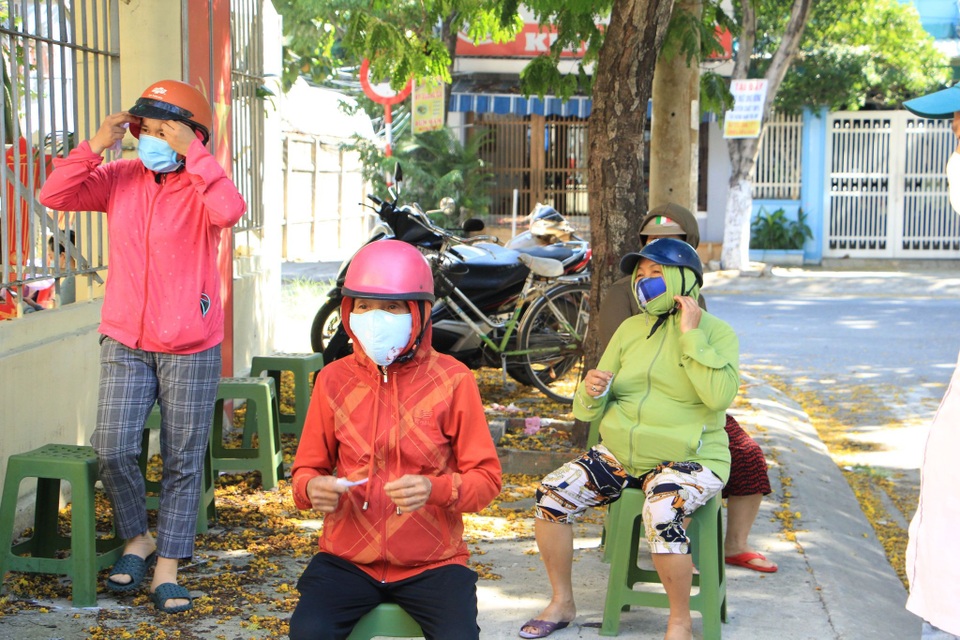 “Phiên chợ 0 đồng” chia sẻ yêu thương đến hộ khó khăn ở Đà Nẵng - 4 “Phiên chợ 0 đồng” chia sẻ yêu thương đến hộ khó khăn ở Đà Nẵng - 4