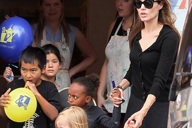 Angelina Jolie “quay cuồng” với 6 đứa con 