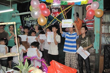 Sinh viên quốc tế vui trung thu cùng trẻ khuyết tật