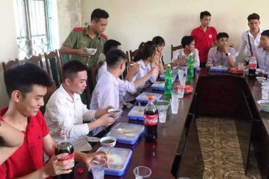 Những suất cơm phục vụ sĩ tử và phụ huynh trong kỳ thi THPT quốc gia