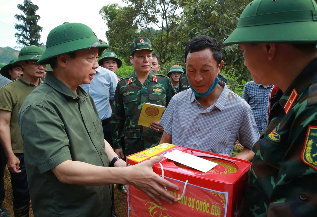 Trực thăng chở nhu yếu phẩm, Phó Thủ tướng thăm hỏi người dân Điện Biên - 1 Trực thăng chở nhu yếu phẩm, Phó Thủ tướng thăm hỏi người dân Điện Biên - 1