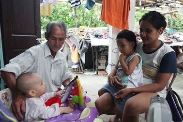 Chuyện tình “bác, cháu” lệch nhau hàng chục tuổi gây xôn xao dư luận