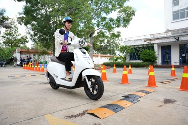 Cơ hội trải nghiệm, sở hữu xe máy điện cho người lao động Bình Dương