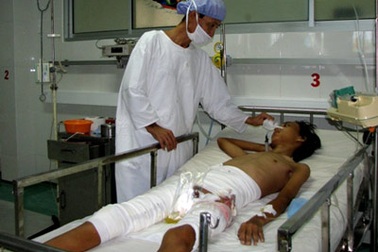 Nằm viện cả năm vì “dập” bàn tọa