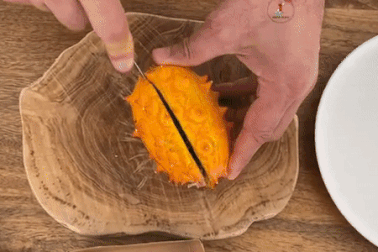 Kỳ lạ loại dưa chuột vỏ vàng, gai xù xì, vị như chuối, chanh dây