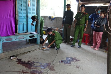 Bắt người đàn ông rạng sáng chặn xe khách, chém chết chủ nhà bên đường