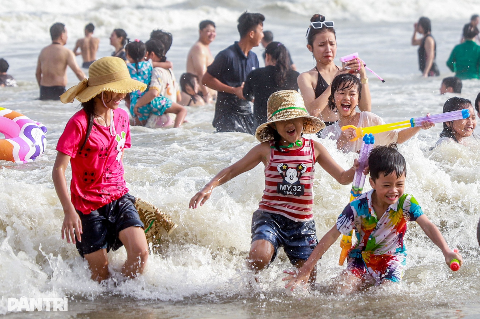 Người dân đổ xô đi biển Vũng Tàu mùng 4 Tết - 5 Người dân đổ xô đi biển Vũng Tàu mùng 4 Tết - 5