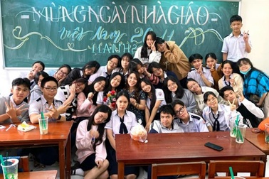 Dịp 20/11, nhà trường tặng quà cho học sinh