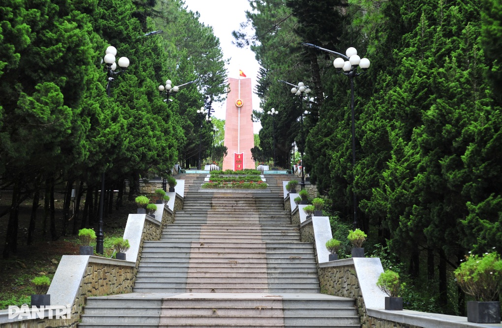 Người chăm giấc ngàn thu nơi ngàn mộ liệt sỹ khuyết danh - 1 Người chăm giấc ngàn thu nơi ngàn mộ liệt sỹ khuyết danh - 1