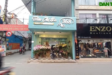 Tên trộm vào siêu thị hoa lấy xe đẩy chở trộm chậu hoa 11 triệu đồng.