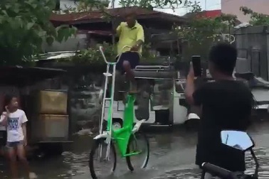 Chiếc xe đạp độc đáo dành riêng cho mùa mưa lũ