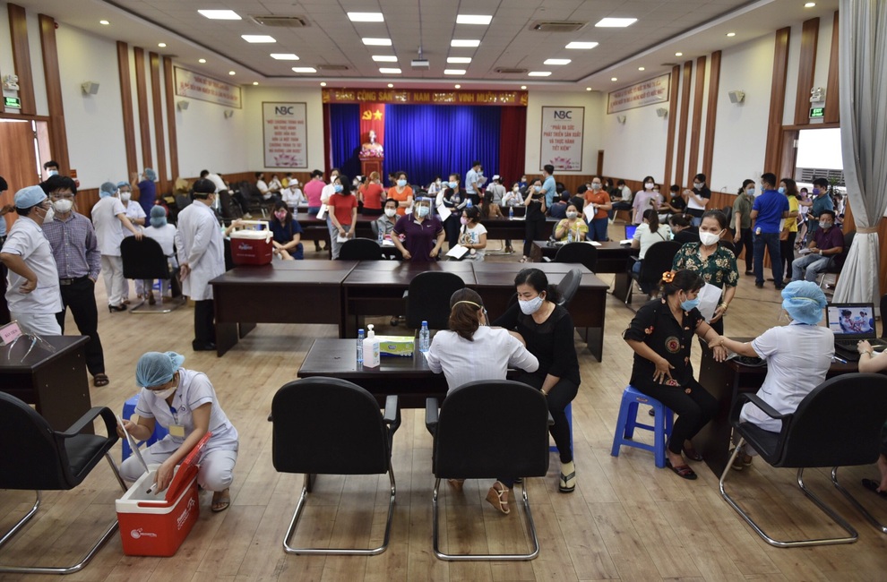Hàng nghìn công nhân ở TPHCM tiếp tục được tiêm vắc xin Covid-19 - 1 Hàng nghìn công nhân ở TPHCM tiếp tục được tiêm vắc xin Covid-19 - 1
