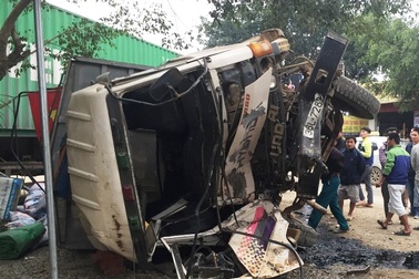 Xe tải và xe đầu kéo đối đầu rồi lao vào nhà dân