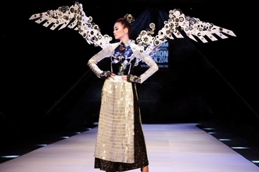 Thanh Hằng ấn tượng trong BST thời trang độc và lạ