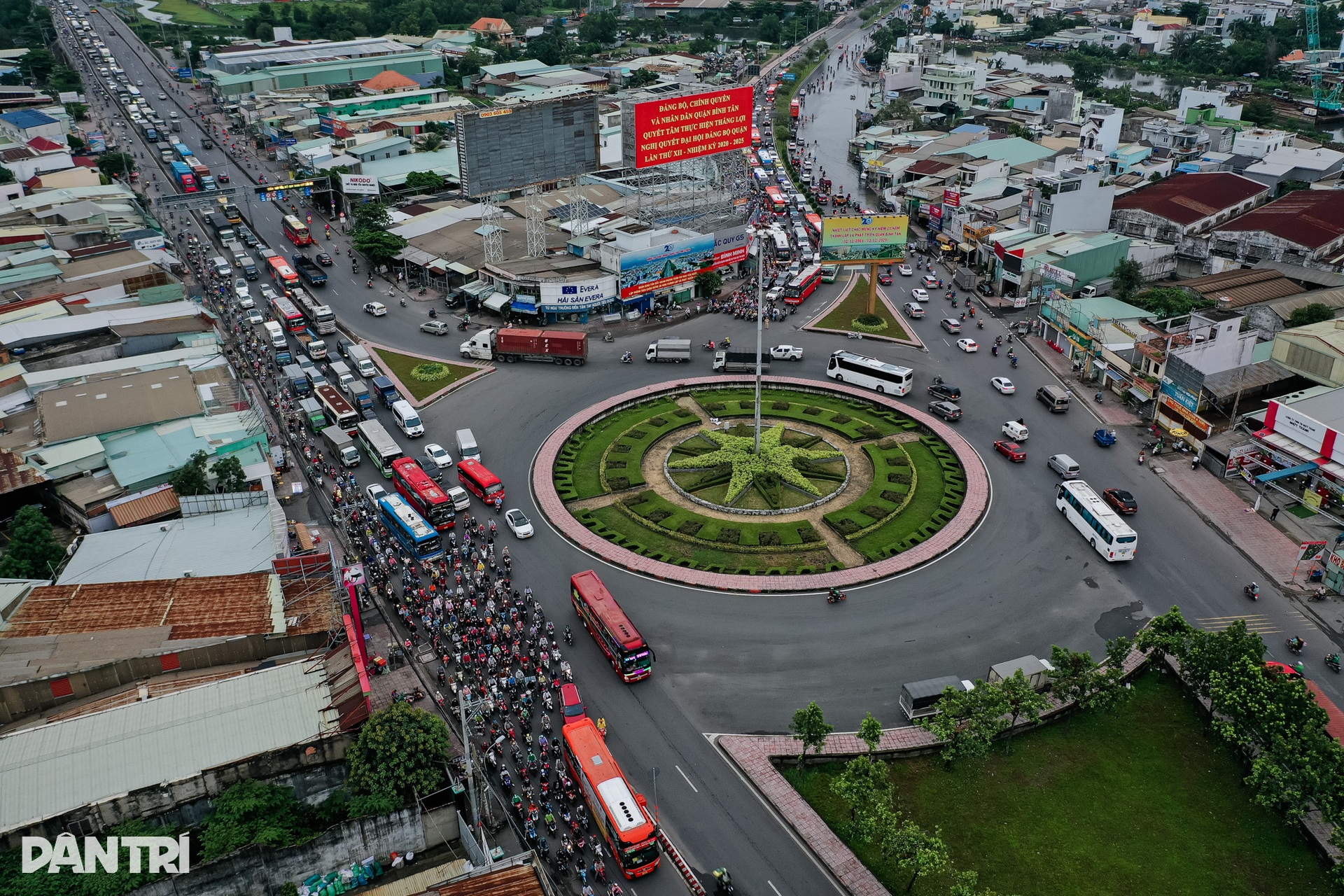 Người dân ở TPHCM vạ vật, nhích từng chút trên đường về quê nghỉ lễ - 4
