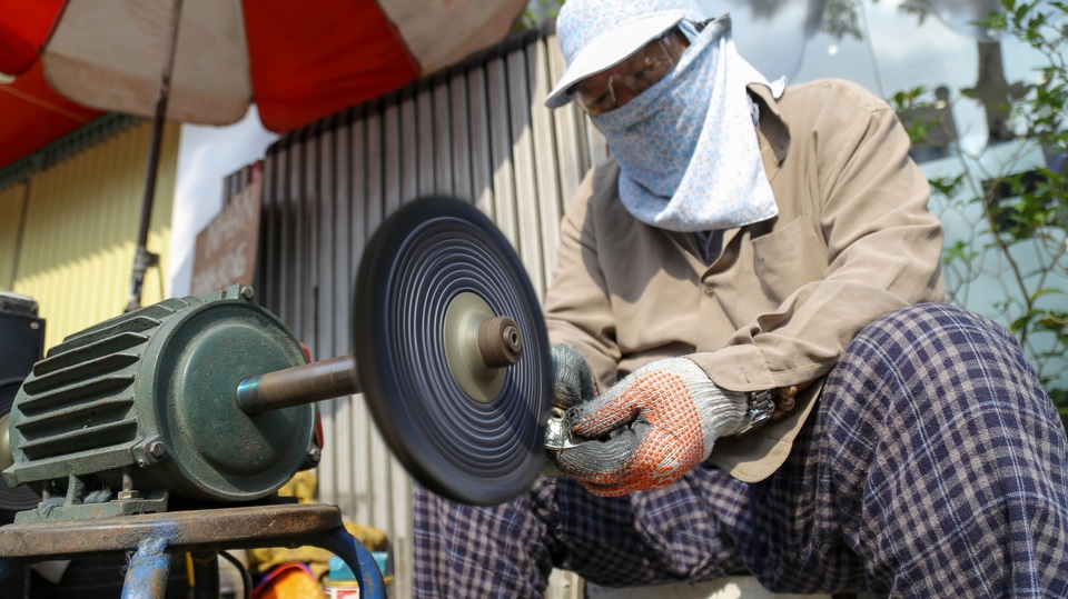 Thợ đánh bóng lư đồng thời Covid-19: Làm vì quen việc và từ cái tâm - 4 Thợ đánh bóng lư đồng thời Covid-19: Làm vì quen việc và từ cái tâm - 4