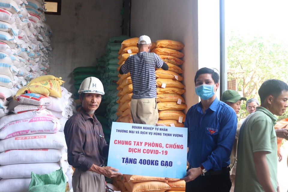 Tặng hàng ngàn khẩu trang, nhu yếu phẩm cho lực lượng phòng chống Covid -19 - 1 Tặng hàng ngàn khẩu trang, nhu yếu phẩm cho lực lượng phòng chống Covid -19 - 1
