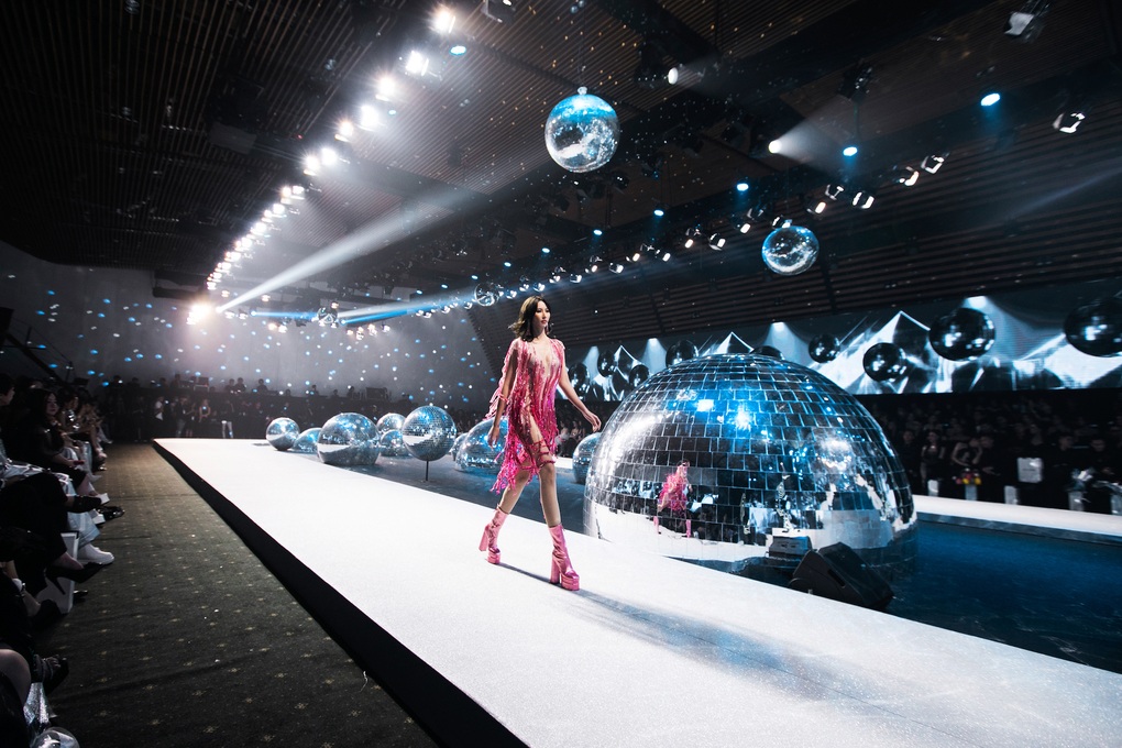 Hoa hậu Thiên Ân catwalk cùng dàn vũ công nam 6 múi gây chú ý - 1 Hoa hậu Thiên Ân catwalk cùng dàn vũ công nam 6 múi gây chú ý - 1