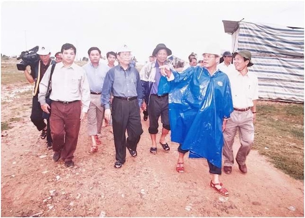 Vị Bộ trưởng đội mũ cối, quần xắn cao, mặc áo mưa đi trong bão lũ - 3 Vị Bộ trưởng đội mũ cối, quần xắn cao, mặc áo mưa đi trong bão lũ - 3