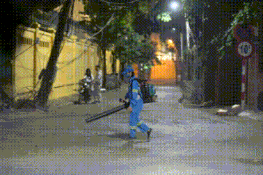 Người đi đường ngạt thở vì… công nhân dùng máy thổi bụi, đốt rác