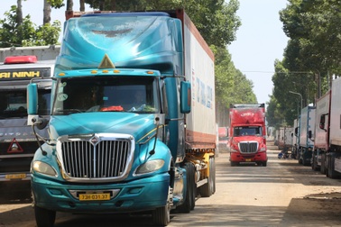 Xe container chở sầu riêng không còn xếp hàng chờ kiểm định ở Đồng Nai
