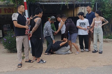 Truy bắt 4 người nước ngoài xịt hơi cay, cướp ô tô