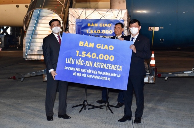 Bộ trưởng Bộ Quốc phòng Phan Văn Giang trao tượng trưng cho Bộ trưởng Bộ Y tế Nguyễn Thanh Long số lượng 1.540.000 liều vaccine AstraZeneca do Chính phủ Nhật Bản viện trợ không hoàn lại cho Việt Nam.