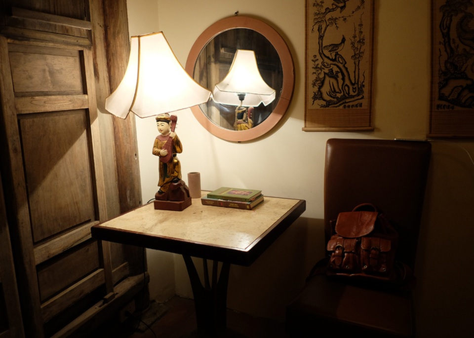 Độc nhất Hà Nội: Biệt phủ làm từ đá ong, bên trong toàn đồ cổ quý - 10