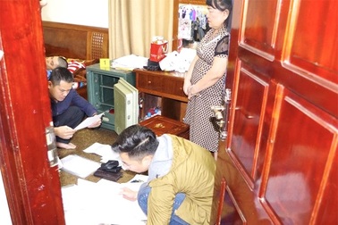 Phá đường dây làm sổ đỏ giả, phát hiện "bà trùm" tín dụng đen