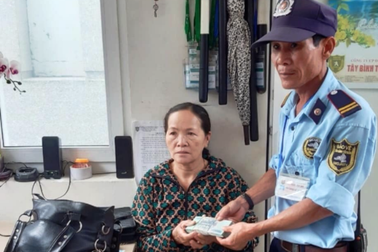 Người phụ nữ "mừng muốn xỉu" khi được bảo vệ bệnh viện trả lại 100 triệu