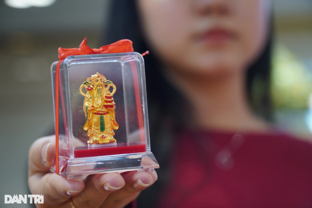 Ế khách ngày vía Thần Tài, nhân viên tiệm vàng thảnh thơi... bấm móng chân - 12 Ế khách ngày vía Thần Tài, nhân viên tiệm vàng thảnh thơi... bấm móng chân - 12