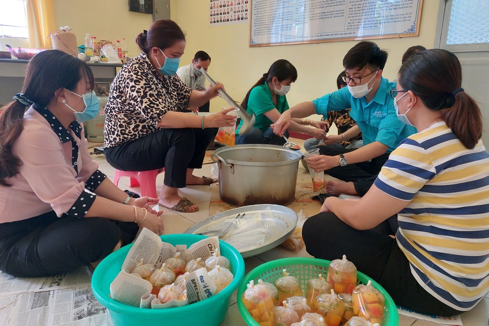 Đội quân tóc dài vừa lo việc nhà vừa hăng hái phòng, chống dịch Covid-19 - 3 Đội quân tóc dài vừa lo việc nhà vừa hăng hái phòng, chống dịch Covid-19 - 3