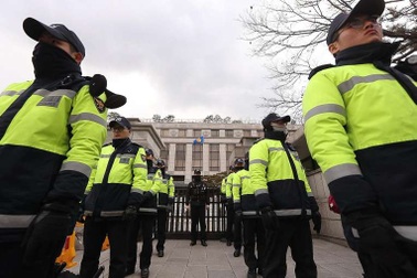 Hàn Quốc huy động hơn 8.000 cảnh sát bảo vệ phiên tòa luận tội tổng thống