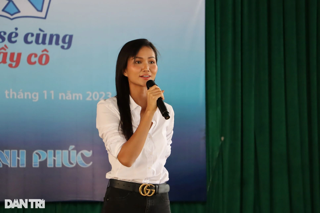 Hoa hậu HHen Niê truyền cảm hứng cho học sinh đồng bào dân tộc thiểu số - 2 Hoa hậu HHen Niê truyền cảm hứng cho học sinh đồng bào dân tộc thiểu số - 2