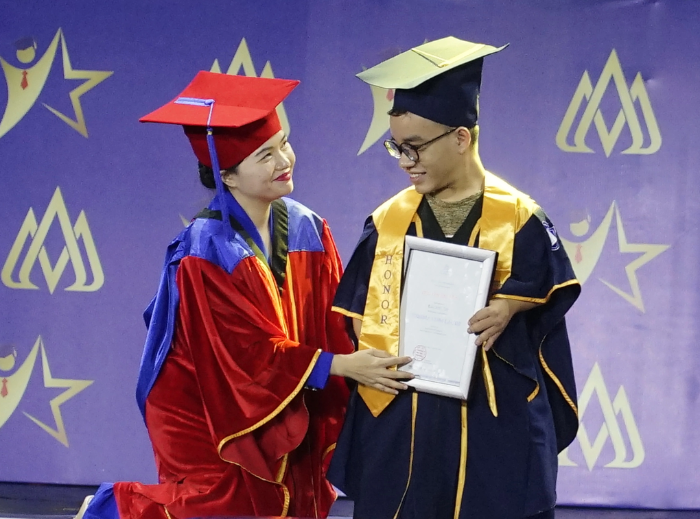 Người cha bật khóc, hiệu trưởng quỳ gối trao bằng trong lễ tốt nghiệp - 3 Người cha bật khóc, hiệu trưởng quỳ gối trao bằng trong lễ tốt nghiệp - 3